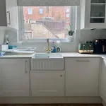 Centre House - 5 Bedrooms - Sleeps 9 - Parking