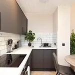 1 Bed In Heart Of Old Town With Castle Views *