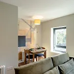 Stunning Upper In The City! דירה *