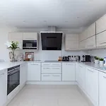 Luxurious - Sleeps 6 *