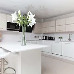 Luxurious - Sleeps 6 *