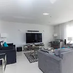 Luxurious - Sleeps 6 *