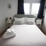 Two Bd House With Private Parking Appartement *