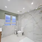Lägenhet 2-bedroom With Free Parking And Stunning Views