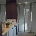 Large 2 Bed Flat, 2 Bath, Free Parking & Lift דירה