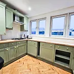 Lägenhet 2-bedroom With Free Parking And Stunning Views
