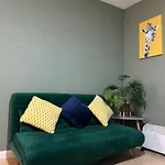 Immaculate Flat Near Castle With Free Private Parking דירה