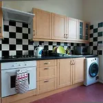 Lauriston Hotel *