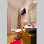 Lauriston Hotel *