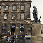 Parliament Square - Royal Mile *