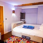 Lovely 2 Bedroom B-listed Converted Whisky Bond Apartmán