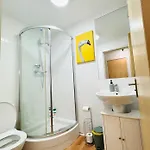 Spacious Home Near Royal Mile With Free Parking, Lift And Sunny Balcony Edinburgh