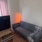 3 Floors, 4 Bedroom House With A Private Driveway! * Эдинбург