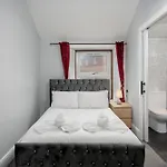 Semesterbostad Charming Spacious - Pass The Keys *