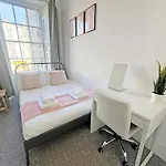 4 Bedroom Modern Spacious - Old Town Apartamento *