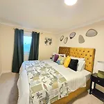 דירה Stylish & Spacious 4 Bedroom House