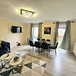 Stylish & Spacious 4 Bedroom House אדינבורו
