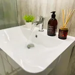 4 Bedroom Modern Spacious - Old Town Apartamento