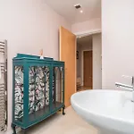 Appartamento Bright Floor Haven Modern 2br In - Pass The Keys
