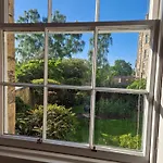 1 Bedroom In Historic Georgian Townhouse *
