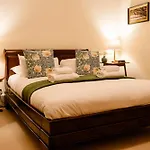 1 Bedroom In Historic Georgian Townhouse