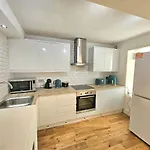 Stellar - 2 & 3 Bedroom * 에든버러