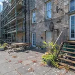 Cosy Flat In Historic Old Town - Pass The Keys * Edimburgo