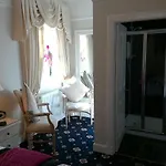 Aaran Konukevi Edinburgh