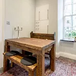 Apartman Joivy Converted Flat In Historic Building In New Town Edinburgh