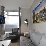 Pleasance Ground Floor Main Door Access Apartmán *