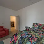 Haymarket Spacious 3 Bedroom Street Level Lejlighed
