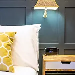 The Waverley Park Apartment