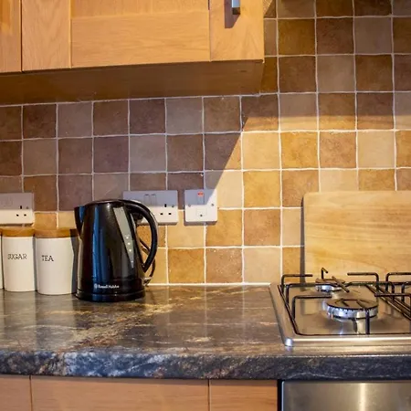 Stylish 3 Bedroom Flat In Historic West End Location *