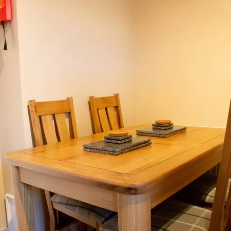 Stylish 3 Bedroom Flat In Historic West End Location *