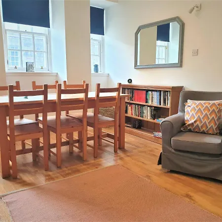 Canongate - Spacious And Historic 2 Bed Flat On Royal Mile