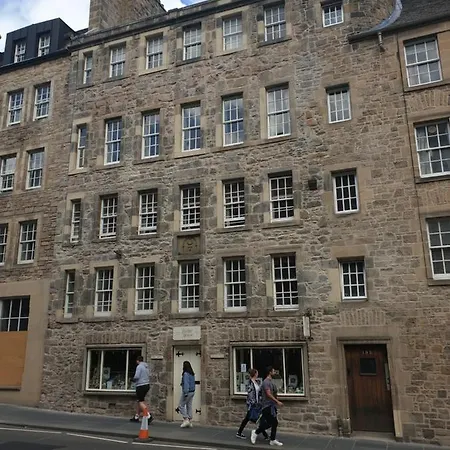 Canongate - Spacious And Historic 2 Bed Flat On Royal Mile Edinburg