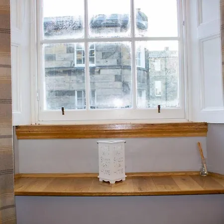 Stylish 3 Bedroom Flat In Historic West End Location