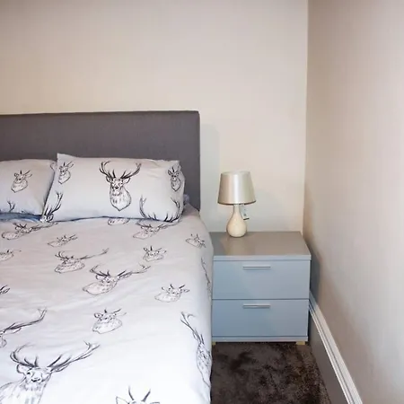 Stylish 3 Bedroom Flat In Historic West End Location