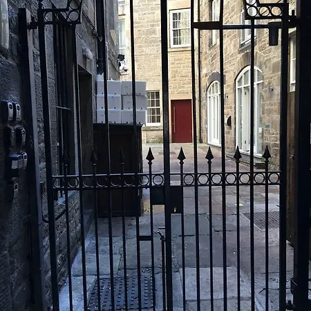 - Royal Mile Apartment *