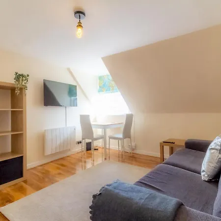Beautiful 2 Bed Apartment, Recently Upgraded *