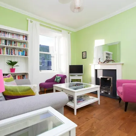 Bright And Modern Causewayside Apartment