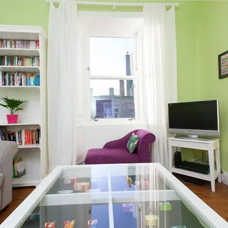 Bright And Modern Causewayside Apartment Edinburgh