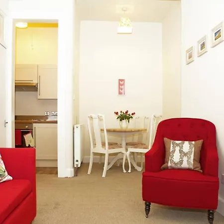 شقة Cosy Haven With Free Wifi And Ps3 - Half A Mile From Holyrood Palace And Arthur Seat! إدنبرة