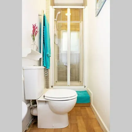 Cosy Haven With Free Wifi And Ps3 - Half A Mile From Holyrood Palace And Arthur Seat! *