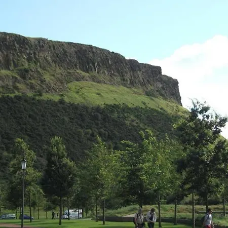 شقة Cosy Haven With Free Wifi And Ps3 - Half A Mile From Holyrood Palace And Arthur Seat! *