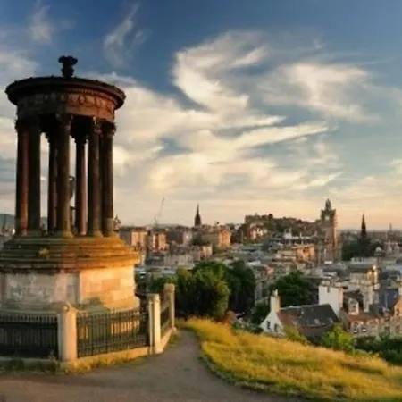 شقة Cosy Haven With Free Wifi And Ps3 - Half A Mile From Holyrood Palace And Arthur Seat!