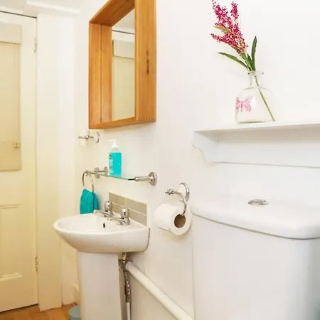 شقة Cosy Haven With Free Wifi And Ps3 - Half A Mile From Holyrood Palace And Arthur Seat! إدنبرة