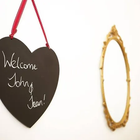 شقة Cosy Haven With Free Wifi And Ps3 - Half A Mile From Holyrood Palace And Arthur Seat!