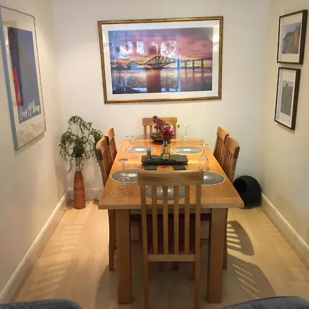 Holyrood Park Apartman *