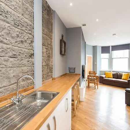 Castle Apt, Modern,